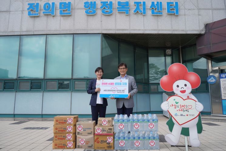 시계방향으로 송재숙 전의면장, 김효명 재단 이사장. /사진= 재단 제공