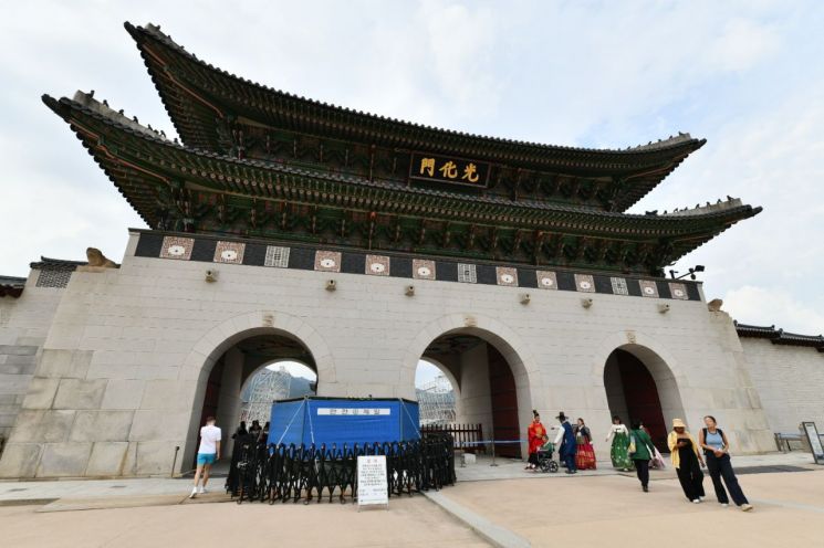 가림막이 설치된 경복궁 광화문 석축 낙서 현장[사진=국가유산청 제공]
