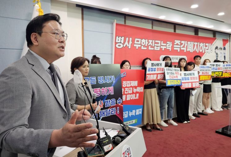 최기일 상지대학교 군사학과 교수가 1일 강원 춘천시에 위치한 강원특별자치도청에서 열린  '병 진급 누락 폐지' 촉구 기자회견에서 발언하고 있다. 연합뉴스