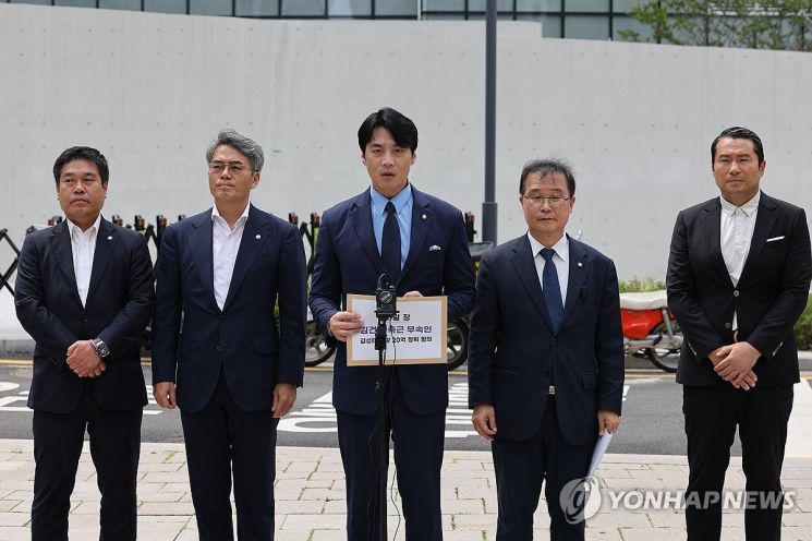 지난 8일 더불어민주당 정치검찰 조작기소대응 태스크포스(TF) 한준호 단장 및 의원들이 서울 종로구 KT 광화문빌딩에 마련된 김건희 여사 관련 의혹을 수사하는 민중기 특별검사팀 사무실에 김성태 전 쌍방울그룹 회장의 보석 석방 관련 고발장을 제출하기에 앞서 기자회견을 하고 있다. 연합뉴스