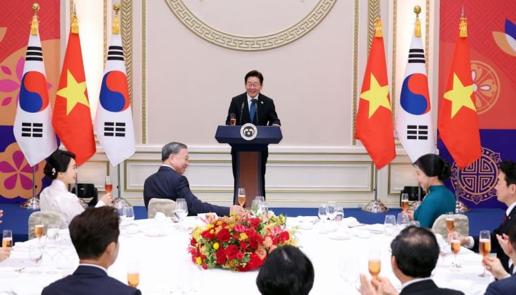 李대통령, 베트남 정상과 만찬 "韓·베트남 최적의 파트너"
