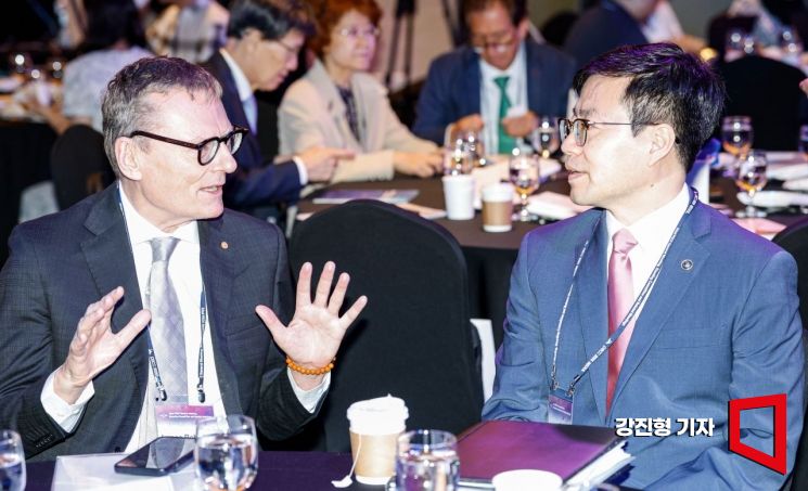 [포토] 의견 나누는 여한구 통상교섭본부장-제임스 로빈슨 교수