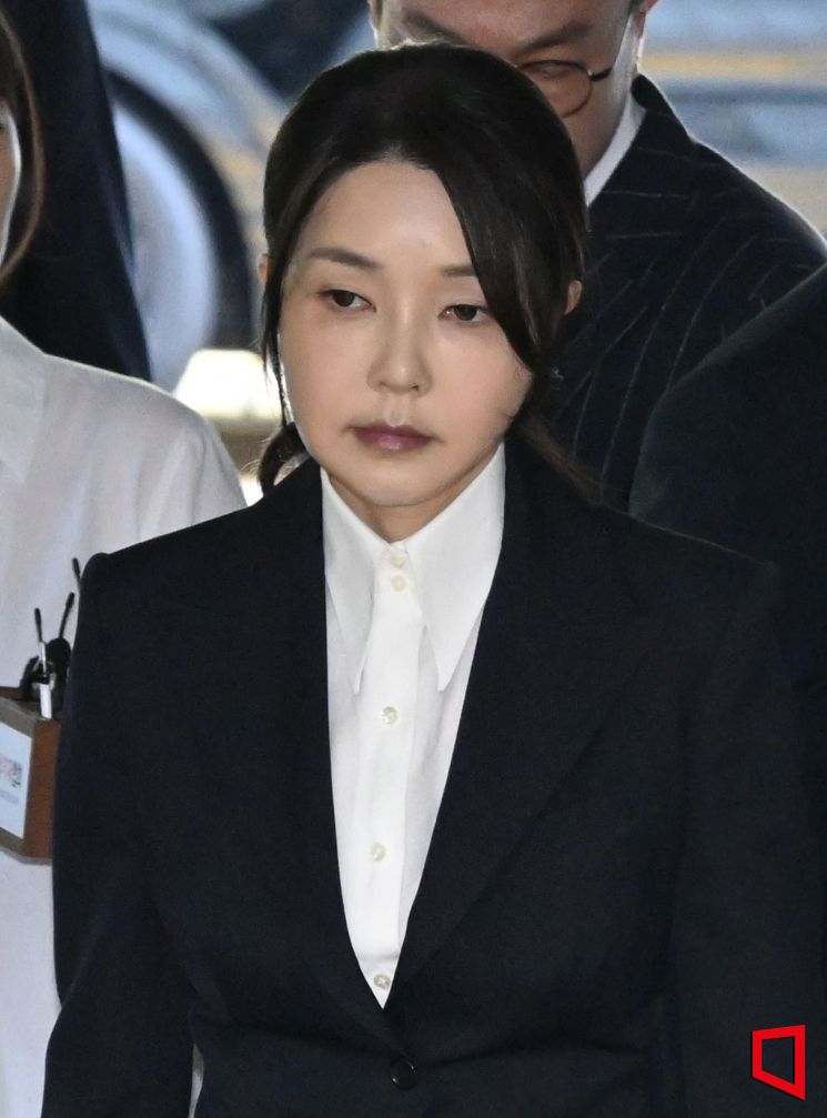 윤석열 전 대통령 부인 김건희 여사가 12일 오전 서울 서초구 서울중앙지법에서 열린 구속 전 피의자 심문(영장실질심사)에 출석하고 있다. 민중기 특별검사팀은 지난 7일 김 여사에 대해 자본시장법 위반, 정치자금법 위반, 특정경제범죄가중처벌등에관한법률 위반(알선수재) 혐의로 법원에 구속영장을 청구했다. 2025.08.12. 사진공동취재단