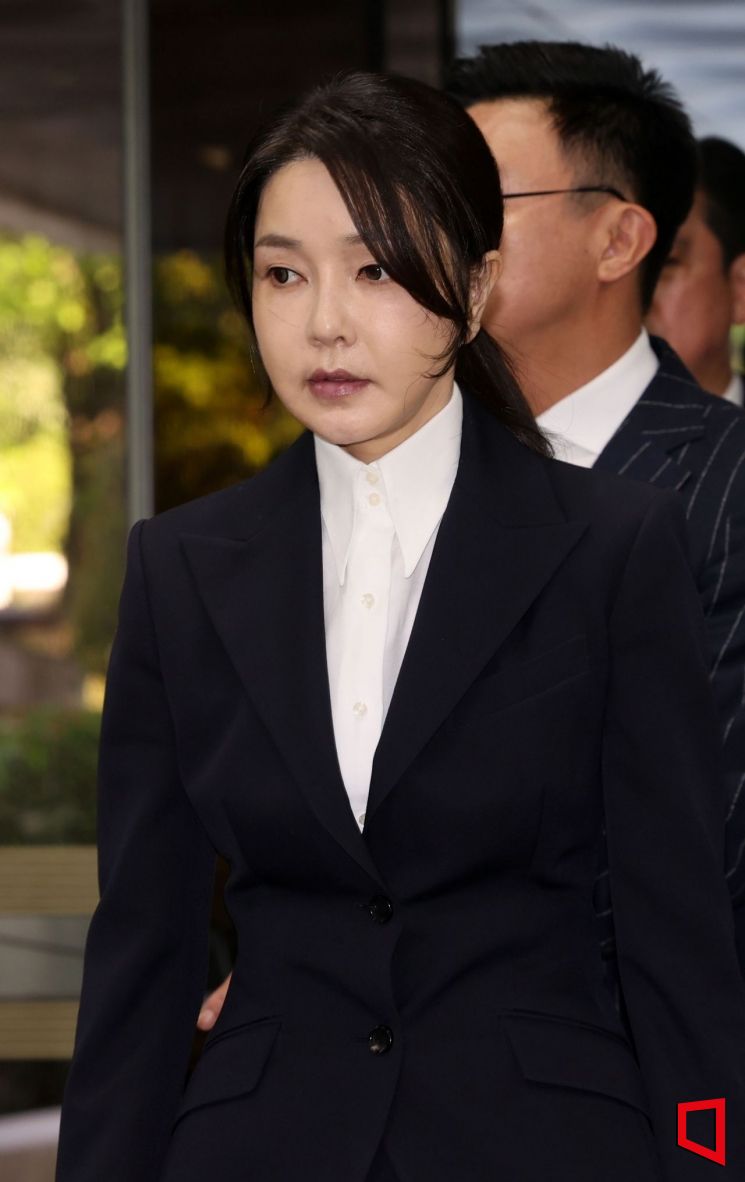 자본시장과 금융투자업에 관한 법률 위반, 정치자금법 위반, 특정범죄 가중처벌 등에 관한 법률 위반(알선수재) 등의 혐의를 받는 윤석열 전 대통령 부인 김건희 씨가 12일 오전 서울 서초구 서울중앙지법에서 열린 구속 전 피의자 심문(영장실질심사)에 출석하고 있다. 2025.08.12 사진공동취재단