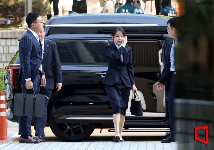 자본시장과 금융투자업에 관한 법률 위반, 정치자금법 위반, 특정범죄 가중처벌 등에 관한 법률 위반(알선수재) 등의 혐의를 받는 윤석열 전 대통령 부인 김건희 씨가 12일 오전 서울 서초구 서울중앙지법에서 열린 구속 전 피의자 심문(영장실질심사)에 출석하고 있다. 2025.08.12 사진공동취재단
