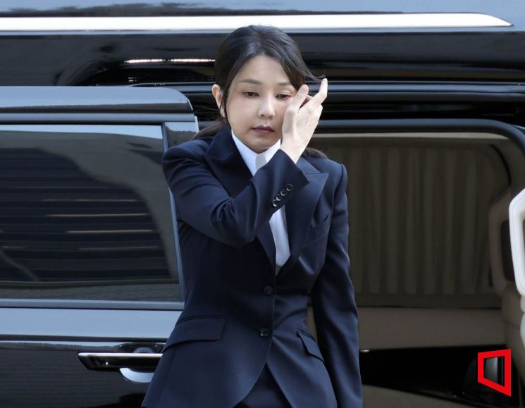 자본시장과 금융투자업에 관한 법률 위반, 정치자금법 위반, 특정범죄 가중처벌 등에 관한 법률 위반(알선수재) 등의 혐의를 받는 윤석열 전 대통령 부인 김건희 씨가 12일 오전 서울 서초구 서울중앙지법에서 열린 구속 전 피의자 심문(영장실질심사)에 출석하고 있다. 2025.08.12 사진공동취재단
