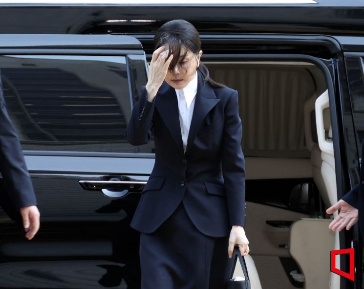 자본시장과 금융투자업에 관한 법률 위반, 정치자금법 위반, 특정범죄 가중처벌 등에 관한 법률 위반(알선수재) 등의 혐의를 받는 윤석열 전 대통령 부인 김건희 씨가 12일 오전 서울 서초구 서울중앙지법에서 열린 구속 전 피의자 심문(영장실질심사)에 출석하고 있다. 2025.08.12 사진공동취재단