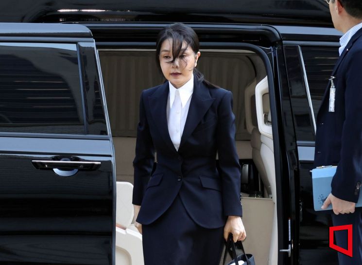 자본시장과 금융투자업에 관한 법률 위반, 정치자금법 위반, 특정범죄 가중처벌 등에 관한 법률 위반(알선수재) 등의 혐의를 받는 윤석열 전 대통령 부인 김건희 씨가 12일 오전 서울 서초구 서울중앙지법에서 열린 구속 전 피의자 심문(영장실질심사)에 출석하고 있다. 2025.08.12 사진공동취재단