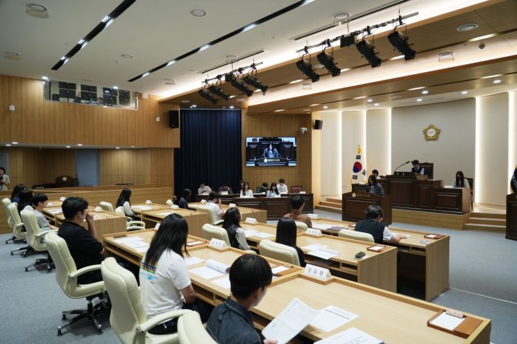 동래구의회가 '제14회 청소년 모의의회'를 열고 있다. 동래구의회 제공