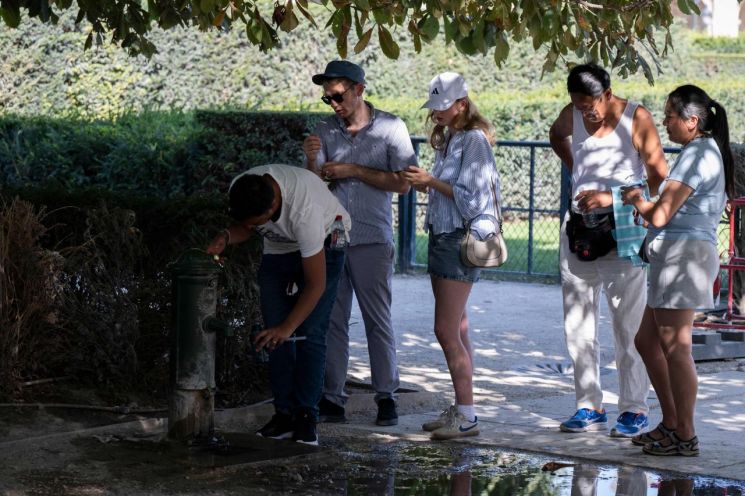 절절 끓는 유럽…40도 넘는 폭염에 산불까지 '이중고'