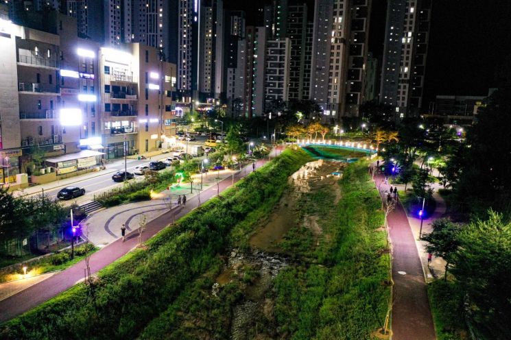 민선8기 이응우 시장이 추진한 농소천 산책로가 사계절 힐링 명소로 탈 바꿈됐다./계룡시