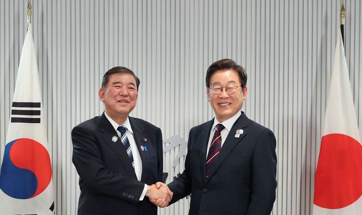 이재명 대통령이 17일(현지시간) 캐나다 앨버타주 캐내내스키스 주요 7개국(G7) 정상회의장에서 열린 한일 정상회담에서 이시바 시게루 일본 총리와 악수하며 기념촬영을 하고 있다 연합뉴스
