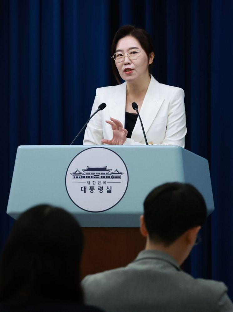 강유정 대통령실 대변인이 12일 서울 용산 대통령실 청사에서 한미 정상회담 개최 관련 브리핑 뒤 취재진의 질문에 답하고 있다. 연합뉴스