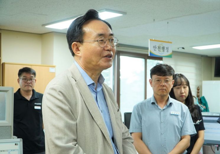 윤병태 시장이 공직자들의 노고를 격려하고 있다. 나주시 제공