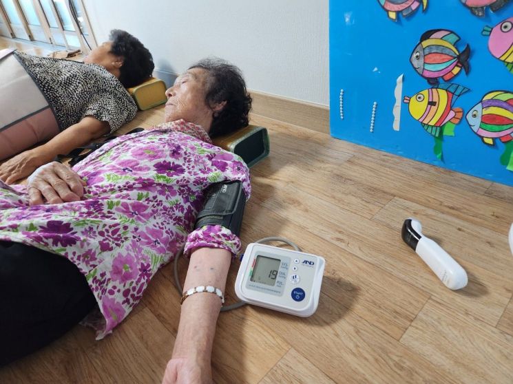 장수군이 돌봄이 필요한 취약계층 어르신을 대상으로 '노인맞춤돌봄서비스'를 운영한다. 장수군 제공