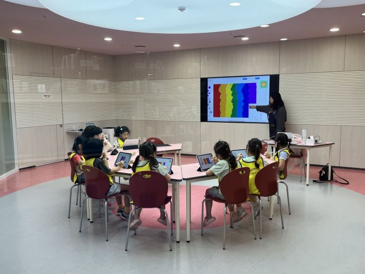 광주 동구가 금남로 지하상가 내 빈 점포 유휴공간을 활용해 조성한 어린이 복합문화공간 '빛나는 아이나라'를 정식 개관하고 본격적인 운영에 돌입했다. 광주 동구 제공