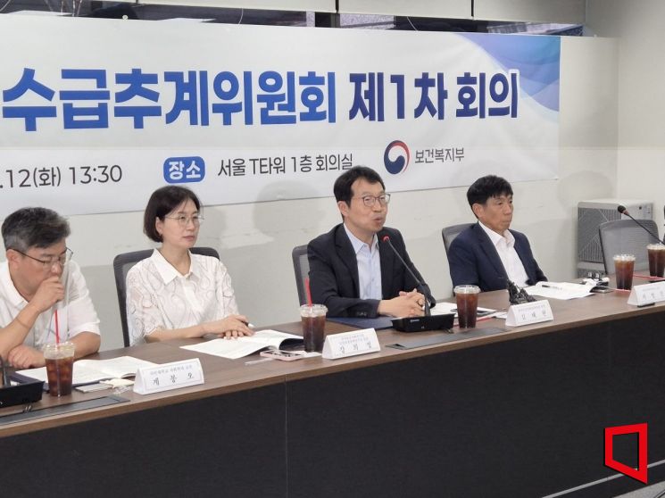 김태현 의사인력 수급추계위원회 위원장(한국보건경제정책학회 회장)이 12일 오후 1시30분 서울 중구 T타워에서 의사인력 수급추계위원회 첫 회의를 개최하고 모두발언을 하고 있다. 최태원 기자
