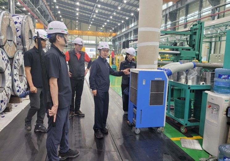 고용부 양산·안전보건공단 경남동부, 김해 제조업 현장점검…이동식 에어컨 직접 확인