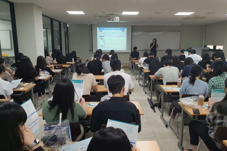 Young people participating in the brunch special lecture held at Silla University.