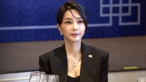 김건희 씨가 2022년 나토 정상회의 만찬 당시 현재 논란이 된 '반 클리프 아펠' 목걸이를 착용한 채 앉아 있다. 사진=연합뉴스