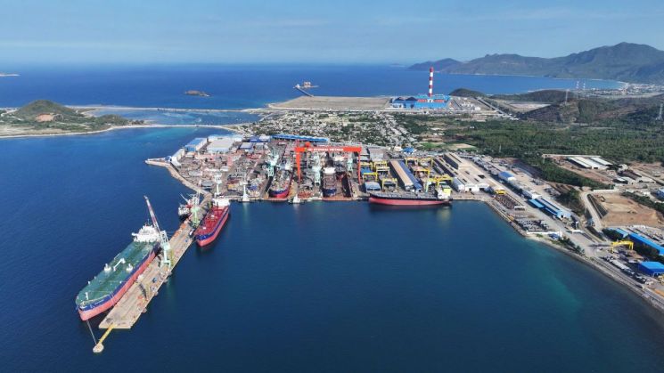 베트남에 위치한 HD현대베트남조선 야드 전경. HD현대는 1996년 베트남 국영공사와 합작법인 형태로 HD현대베트남조선을 설립했다. HD현대