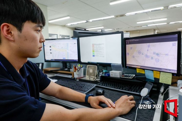 [MZ순경]"교통체증 개선 때 보람"…교차로 신호 담당하는 '도로 위 조율사'