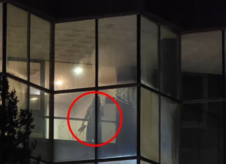 외부 잔디광장에서 바라본 내부 여성 탈의실. 온라인 커뮤니티