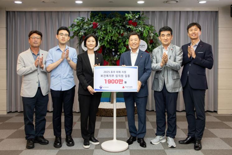 왼쪽부터 보건복지부 김욱 운영지원과 서기관, 신동호 사회서비스자원과장, 이스란 제1차관과 사랑의열매 김병준 회장, 황인식 사무총장, 이성도 모금사업본부장이 성금 전달식 기념촬영을 진행하고 있다. 사랑의열매