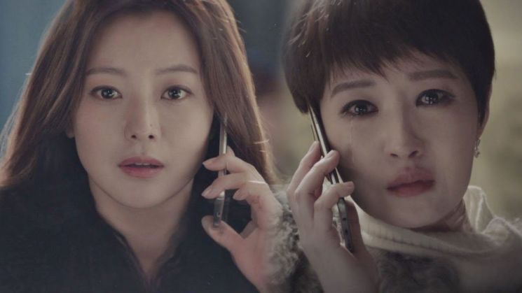 욕망의 끝은 어디일까. 이미 상류 사회에 속한 사람, 그곳에 입성하기 위해 발버둥 치는 사람. 그 가운데에 선 두 여인의 삶, 그리고 이들을 둘러싼 '욕망'이란 독배를 마신 군상들을 사실적으로 그려낸 백미경 작가의 '품위있는 그녀'