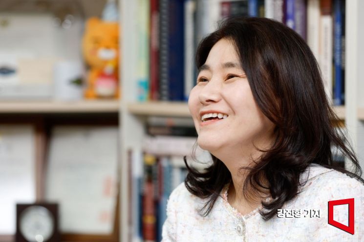 박지선 숙명여대 사회심리학과 교수가 12일 서울 용산구 숙명여대에서 인터뷰 하고 있다. 강진형 기자