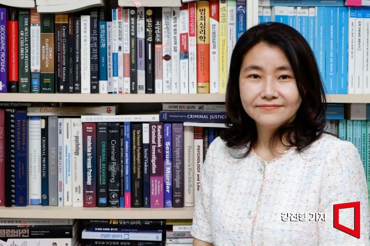 박지선 숙명여대 사회심리학과 교수가 12일 서울 용산구 숙명여대에서 인터뷰에 앞서 포즈를 취하고 있다. 강진형 기자