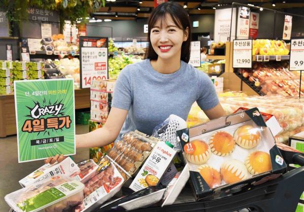 Major Discount Stores Launch Four-Day Liberation Day Promotions: "990 Won Pork Belly, Up to 50% Off"