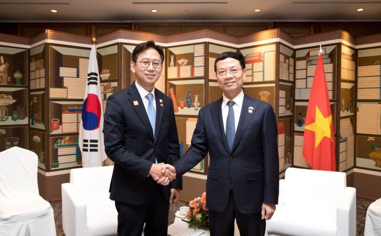 배경훈 과학기술정보통신부 장관이 12일 서울 중구 롯데호텔에서 응우엔 마잉 훙 베트남 과학기술부 장관을 만나 악수하고 있다. 연합뉴스