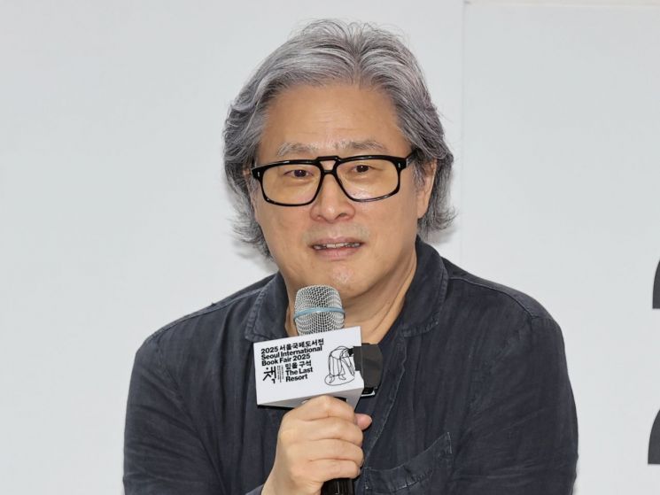 박찬욱 감독이 6월 20일 서울 강남구 코엑스에서 열린 '2025 서울국제도서전'에서 강연하고 있다. 연합뉴스