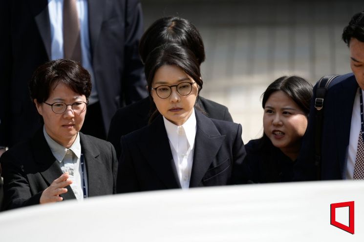 김건희 여사가 지난 12일 오후 서울 서초구 서울중앙지법에서 열린 구속 전 피의자 심문(영장실질심사)을 마치고 법원을 나서고 있다. 공동취재단