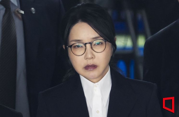 윤석열 전 대통령 부인 김건희 여사가 12일 오후 서울 서초구 서울중앙지법에서 열린 구속 전 피의자 심문(영장실질심사)을 마치고 법원을 나서고 있다. 2025.08.12. 사진공동취재단
