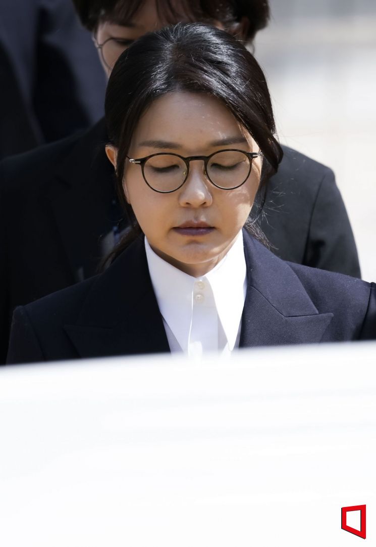 윤석열 전 대통령 부인 김건희 여사가 12일 오후 서울 서초구 서울중앙지법에서 열린 구속 전 피의자 심문(영장실질심사)을 마치고 법원을 나서고 있다. 2025.08.12. 사진공동취재단