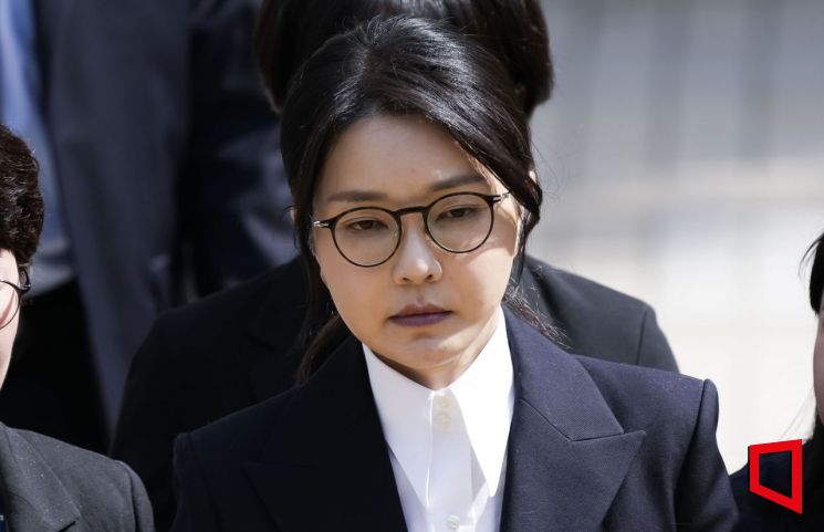 윤석열 전 대통령 부인 김건희 여사가 12일 오후 서울 서초구 서울중앙지법에서 열린 구속 전 피의자 심문(영장실질심사)을 마치고 법원을 나서고 있다. 사진공동취재단
