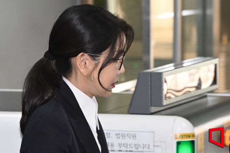 법정 서는 김건희, 정면 대응할 듯…'버티는 尹'과 다른 전략