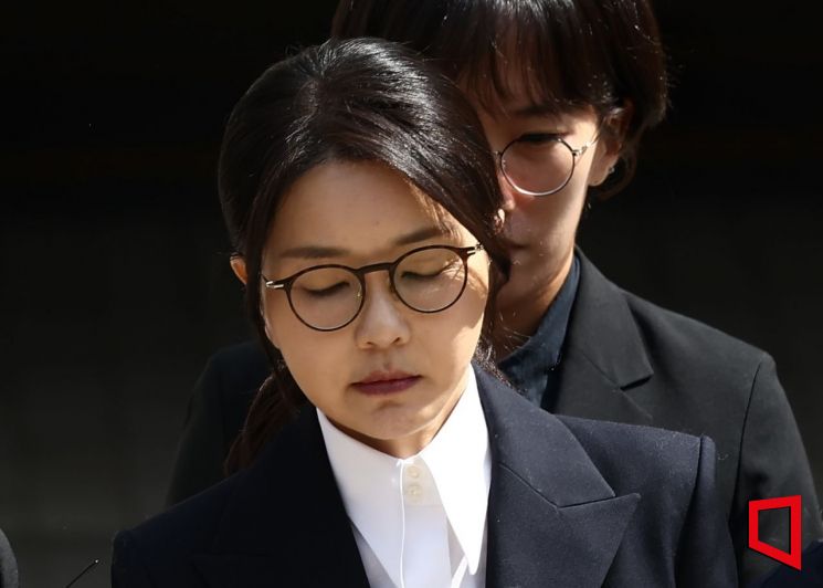 윤석열 전 대통령 부인 김건희 여사가 12일 오후 서울 서초구 서울중앙지법에서 열린 구속 전 피의자 심문(영장실질심사)를 마치고 나오고 있다. 2025.08.12 사진공동취재단