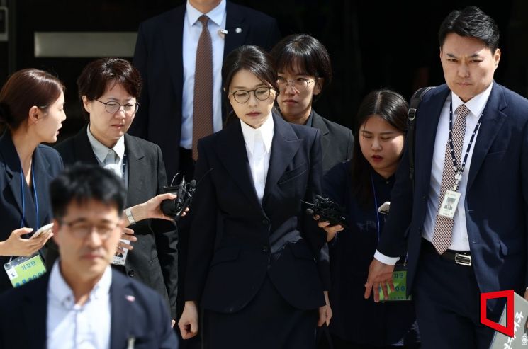 윤석열 전 대통령 부인 김건희 여사가 12일 오후 서울 서초구 서울중앙지법에서 열린 구속 전 피의자 심문(영장실질심사)를 마치고 나오고 있다. 사진공동취재단