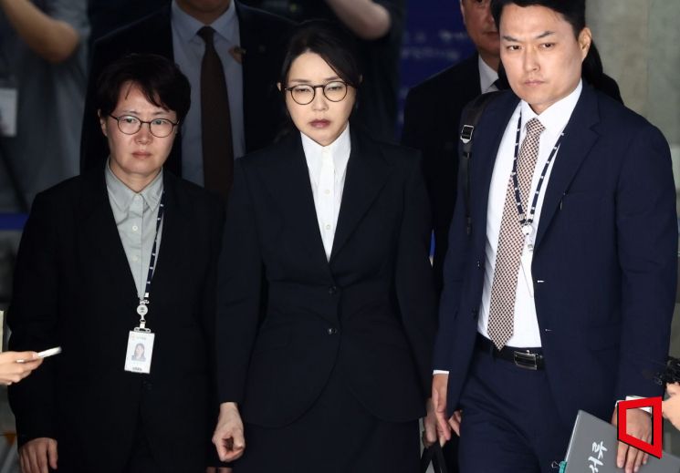 윤석열 전 대통령 부인 김건희 여사가 12일 오후 서울 서초구 서울중앙지법에서 열린 구속 전 피의자 심문(영장실질심사)를 마치고 나오고 있다. 2025.08.12 사진공동취재단