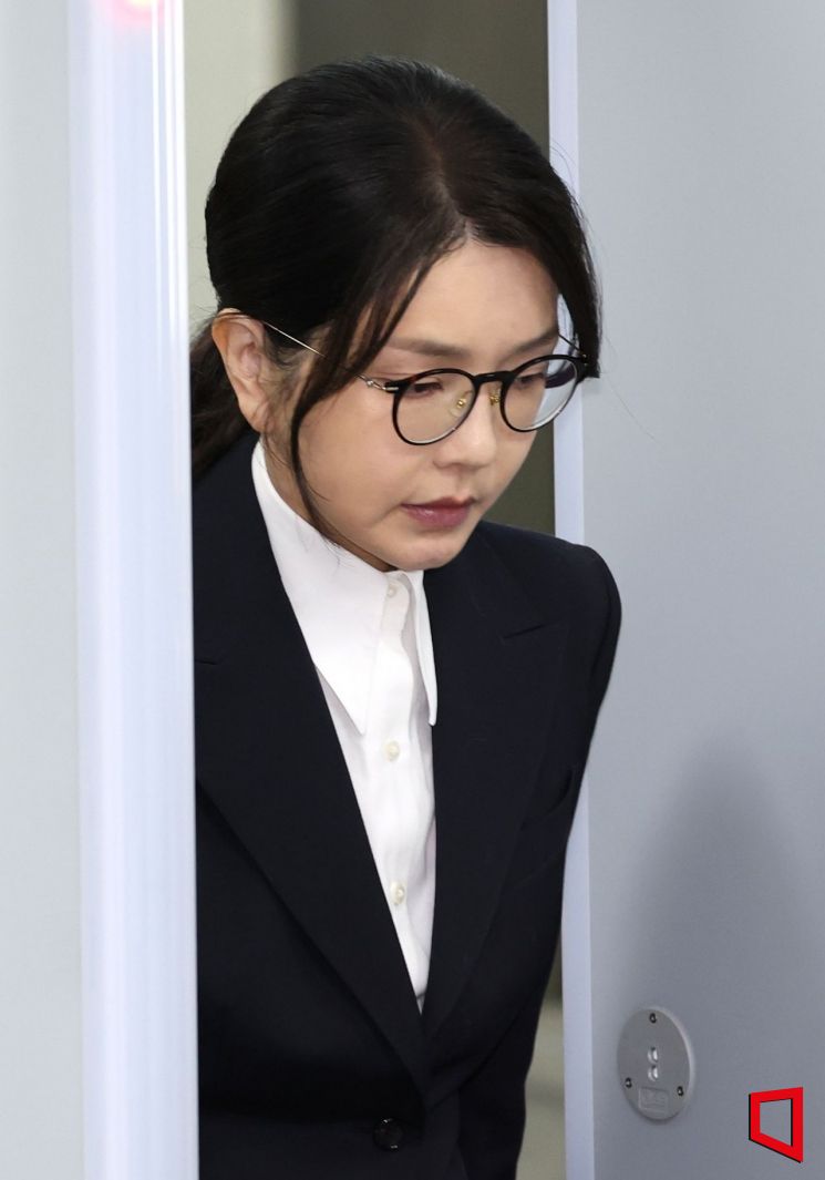자본시장과 금융투자업에 관한 법률 위반, 정치자금법 위반, 특정범죄 가중처벌 등에 관한 법률 위반(알선수재) 등의 혐의를 받는 윤석열 전 대통령 부인 김건희 여사가 12일 서울 서초구 서울중앙지법에서 열린 구속 전 피의자 심문(영장실질심사)을 마치고 법정을 나서고 있다. 2025.08.12 사진공동취재단