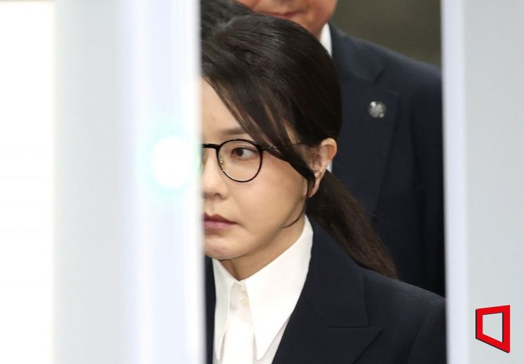 자본시장과 금융투자업에 관한 법률 위반, 정치자금법 위반, 특정범죄 가중처벌 등에 관한 법률 위반(알선수재) 등의 혐의를 받는 윤석열 전 대통령 부인 김건희 여사가 12일 서울 서초구 서울중앙지법에서 열린 구속 전 피의자 심문(영장실질심사)을 마치고 법정을 나서고 있다. 2025.08.12 사진공동취재단