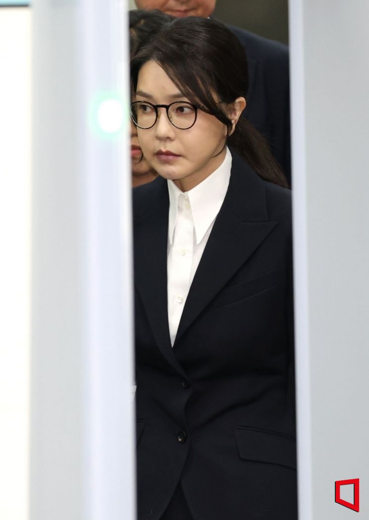 자본시장과 금융투자업에 관한 법률 위반, 정치자금법 위반, 특정범죄 가중처벌 등에 관한 법률 위반(알선수재) 등의 혐의를 받는 윤석열 전 대통령 부인 김건희 여사가 12일 서울 서초구 서울중앙지법에서 열린 구속 전 피의자 심문(영장실질심사)을 마치고 법정을 나서고 있다. 2025.08.12 사진공동취재단