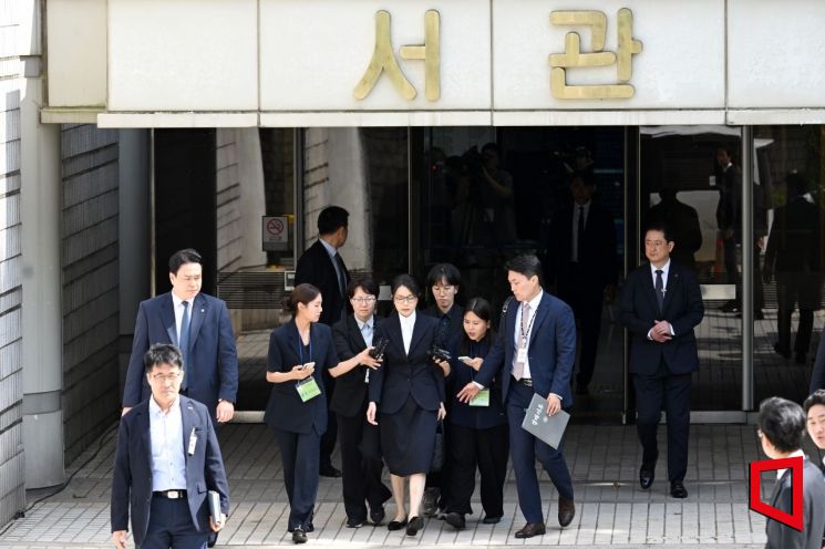 윤석열 전 대통령 부인 김건희 씨가 12일 오후 서울 서초구 서울중앙지방법원에서 열린 구속 전 피의자 심문(영장실질심사)을 마치고 법원을 나서고 있다. 2025.08.12 사진공동취재단