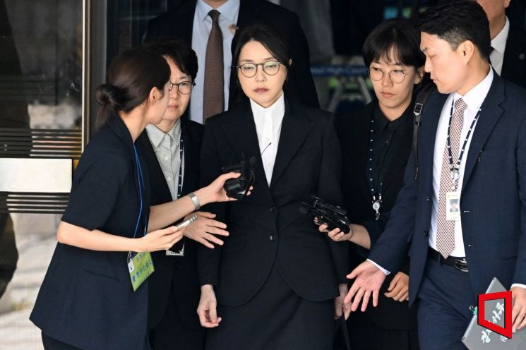윤석열 전 대통령 부인 김건희 씨가 12일 오후 서울 서초구 서울중앙지방법원에서 열린 구속 전 피의자 심문(영장실질심사)을 마치고 법원을 나서고 있다. 2025.08.12 사진공동취재단