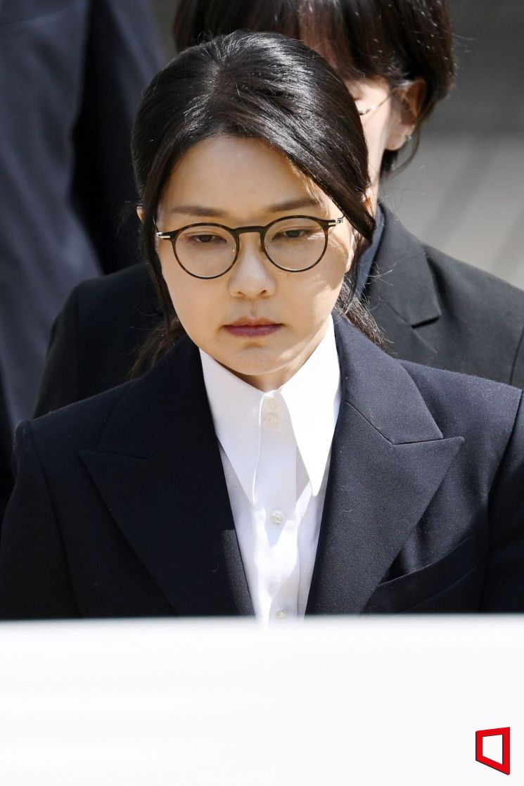 윤석열 전 대통령 부인 김건희 씨가 12일 오후 서울 서초구 서울중앙지방법원에서 열린 구속 전 피의자 심문(영장실질심사)을 마치고 법원을 나서고 있다. 사진공동취재단