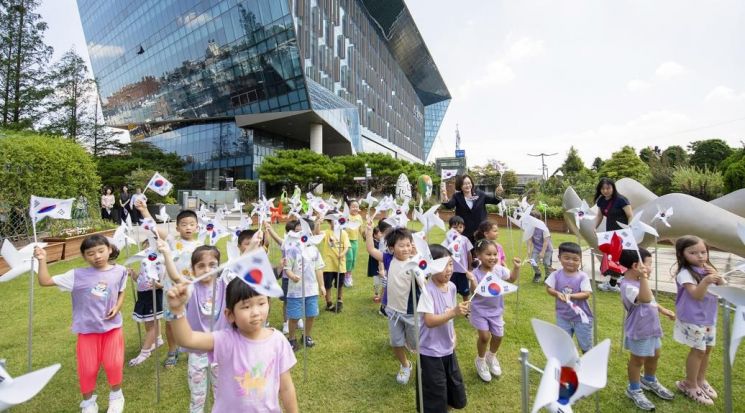 박희영 용산구청장, 어린이들과 태극기 흔들며 "대한 독립 만세"