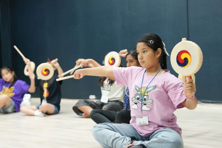 이주배경 아동 교육지원사업의 하나인 한국무용 수업 모습. 굿피플
